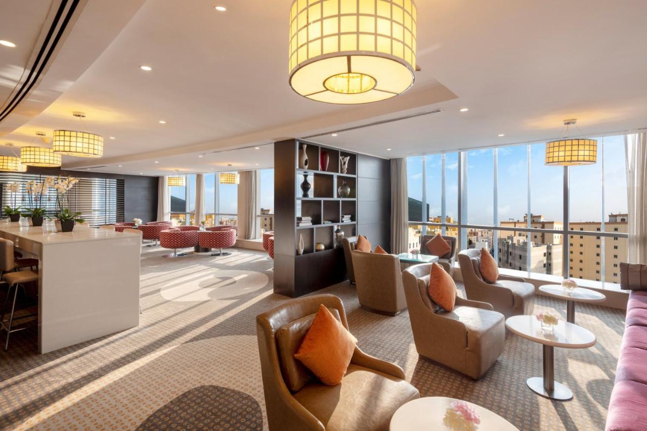 Crowne Plaza Doha - The Business Park By Ihg Hotel Eksteriør billede The Club lounge at Singapore Changi Airport