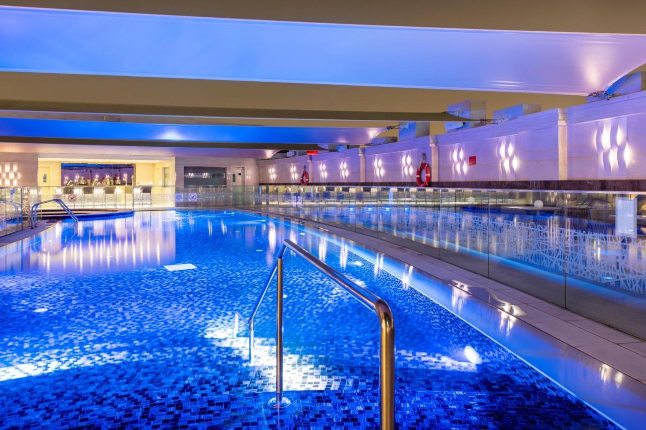 Crowne Plaza Doha - The Business Park By Ihg Hotel Eksteriør billede The pool at the Hilton London Heathrow