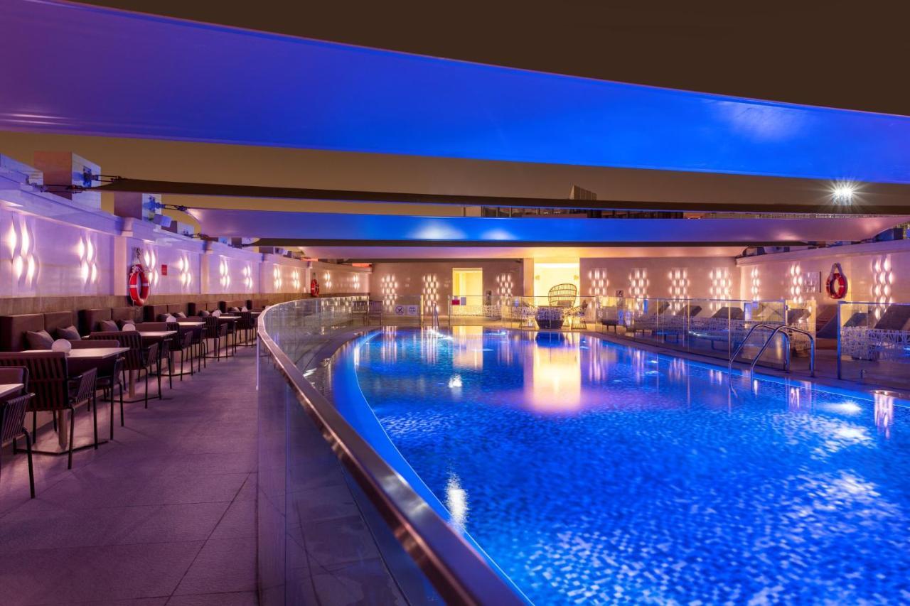 Crowne Plaza Doha - The Business Park By Ihg Hotel Eksteriør billede The pool at the hotel