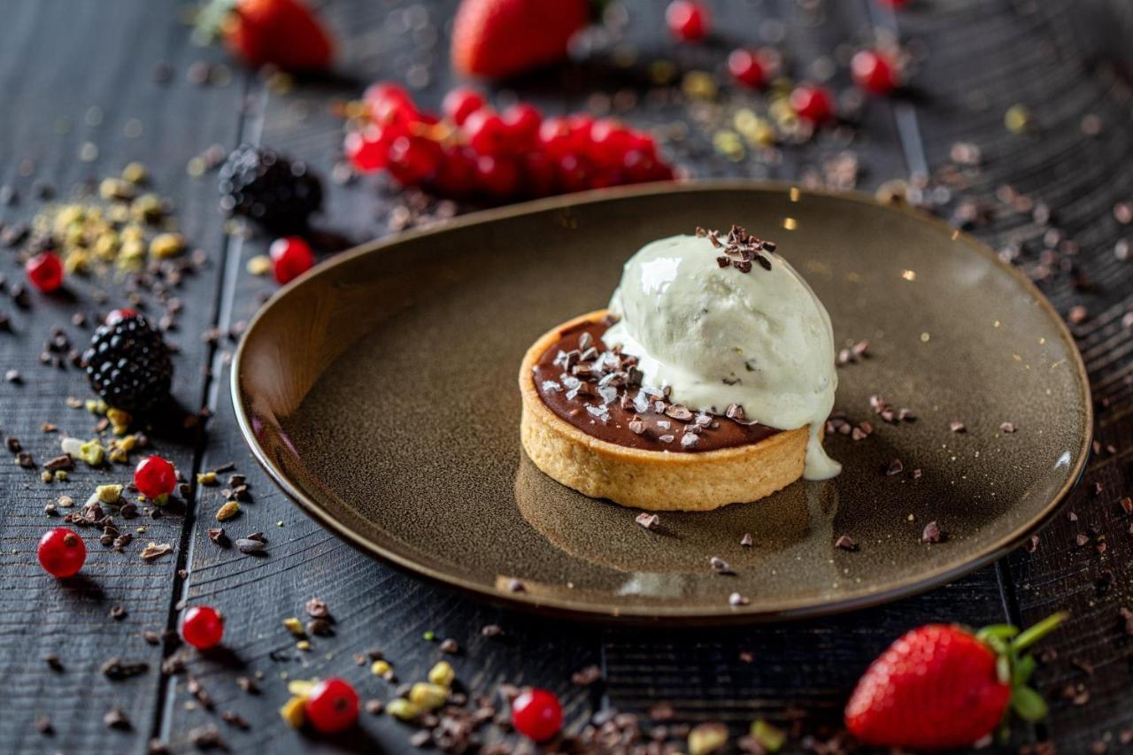 Crowne Plaza Doha - The Business Park By Ihg Hotel Eksteriør billede Chocolate tart with ice cream