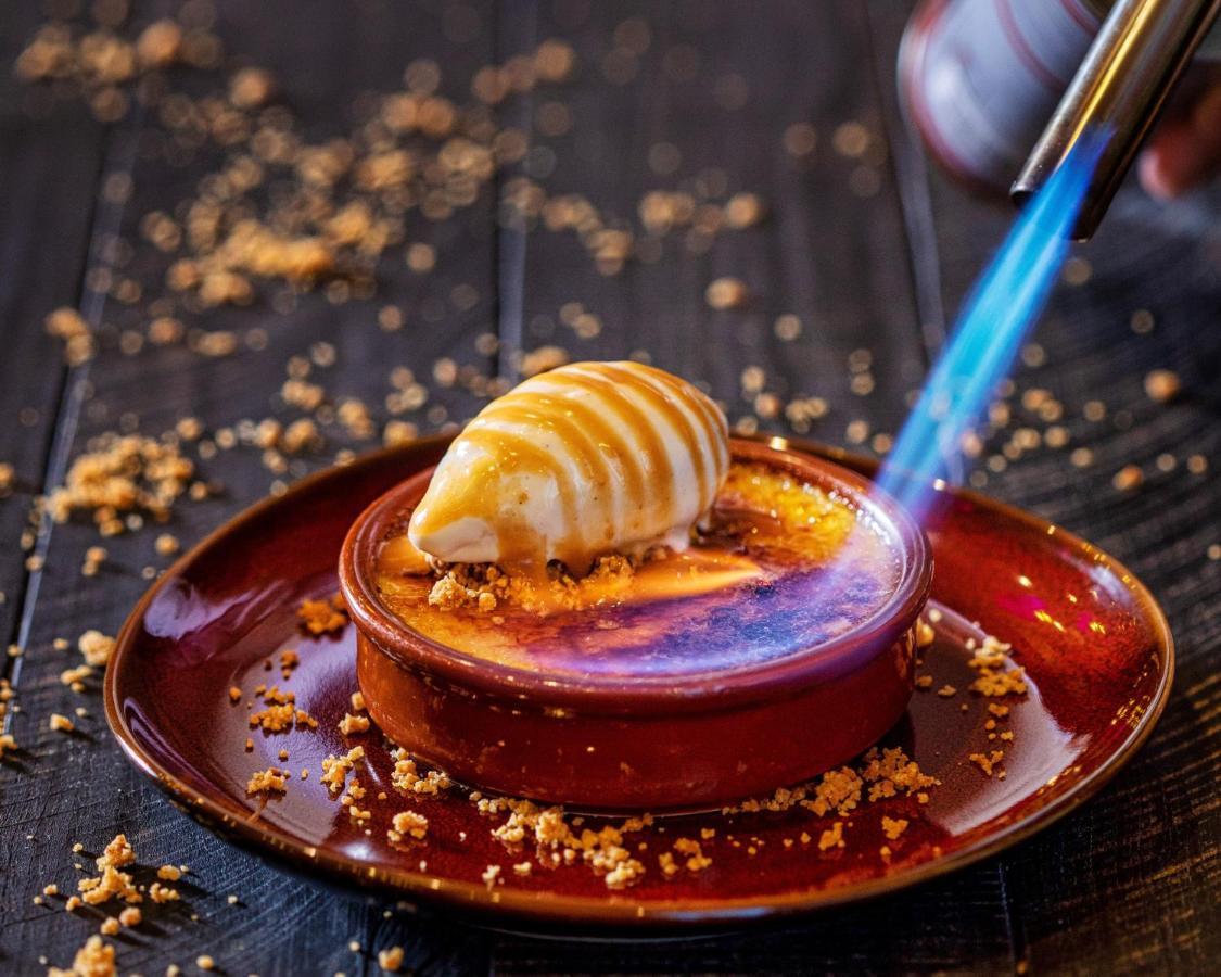 Crowne Plaza Doha - The Business Park By Ihg Hotel Eksteriør billede A crème brûlée being caramelized