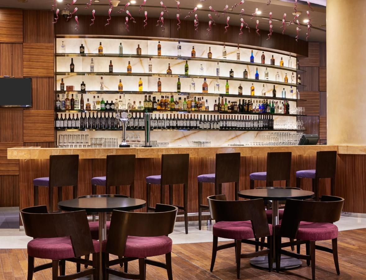 Crowne Plaza Doha - The Business Park By Ihg Hotel Eksteriør billede The bar at the lounge