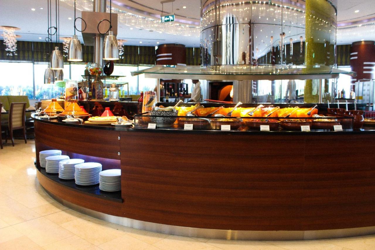 Crowne Plaza Doha - The Business Park By Ihg Hotel Eksteriør billede A buffet at a hotel