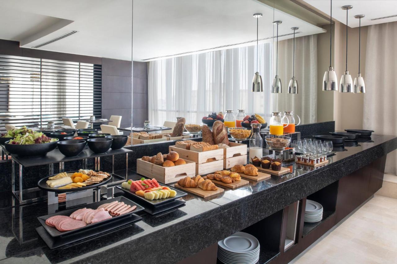 Crowne Plaza Doha - The Business Park By Ihg Hotel Eksteriør billede A buffet at a hotel