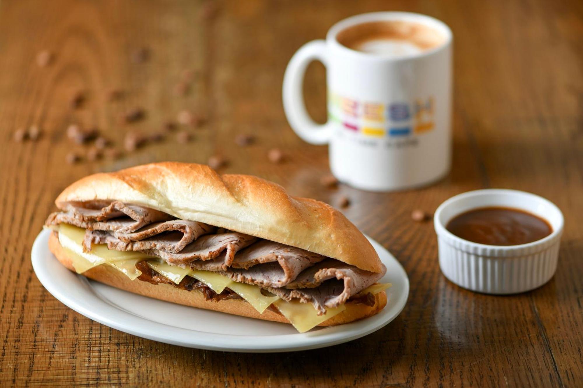 Crowne Plaza Doha - The Business Park By Ihg Hotel Eksteriør billede A roast beef and cheese sub